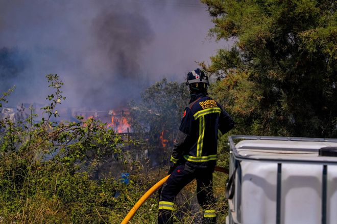 Un incendio arrasa una zona de barrancos entre el polígono industrial y el puerto de Barcelona
