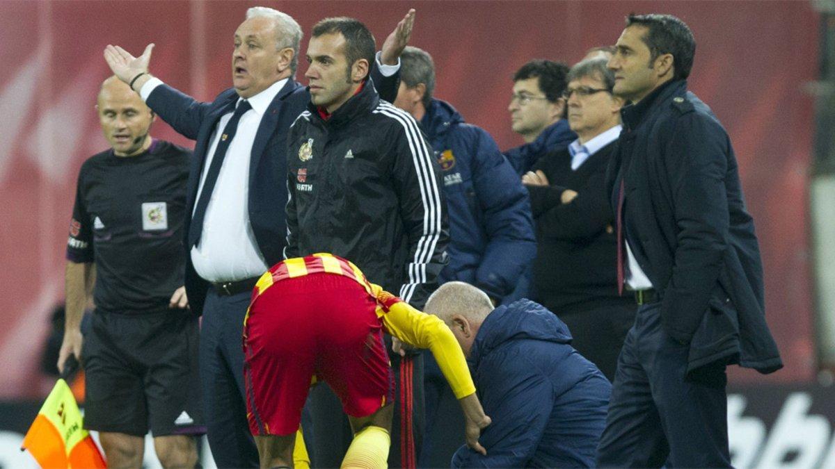 Valverde y Tata Martino (primero y segundo por la derecha, respectivamente), durante el Athletic Club-Barça de LaLiga 2013/14 mientras Neymar Junior se cambia las botas