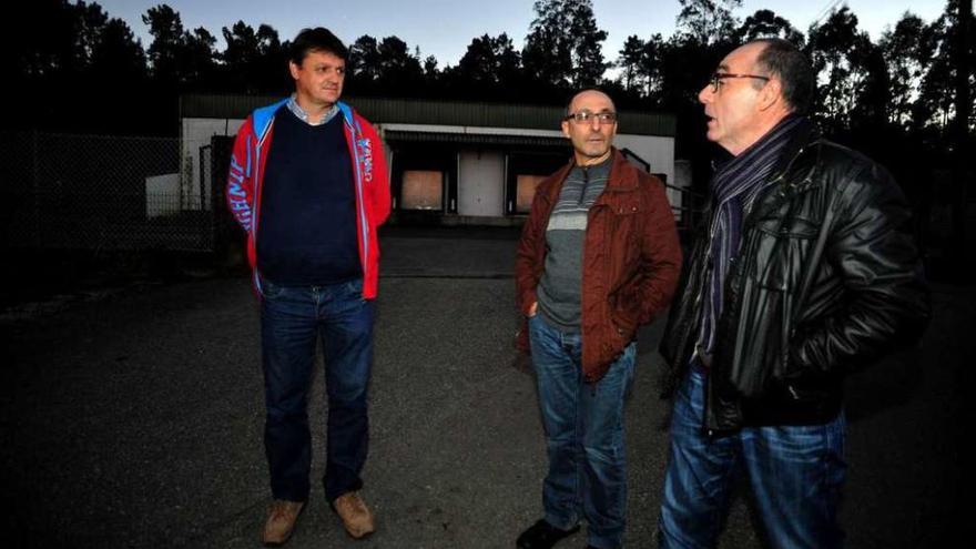 Parte de la directiva de los comuneros de Sobrán, frente al matadero de Renza. // Iñaki Abella