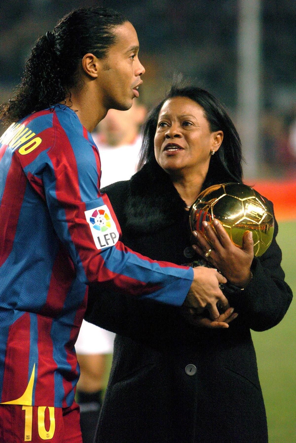 Ronaldinho y su madre.