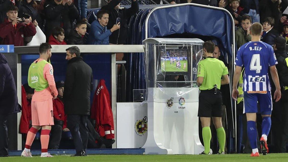 Aplicación del VAR en el duelo de LaLiga entre Alavés y Barça