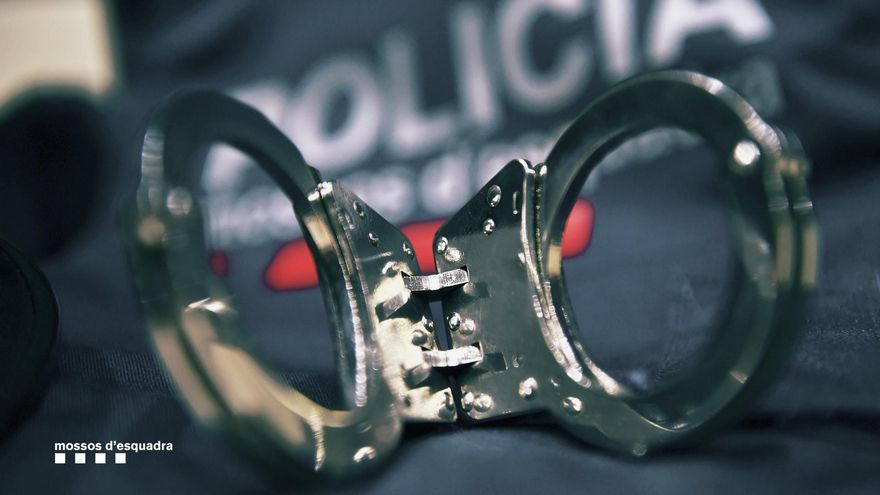 Un lladre amb antecedents deixa empremtes i és gravat per dues càmeres mentre roba en un bar