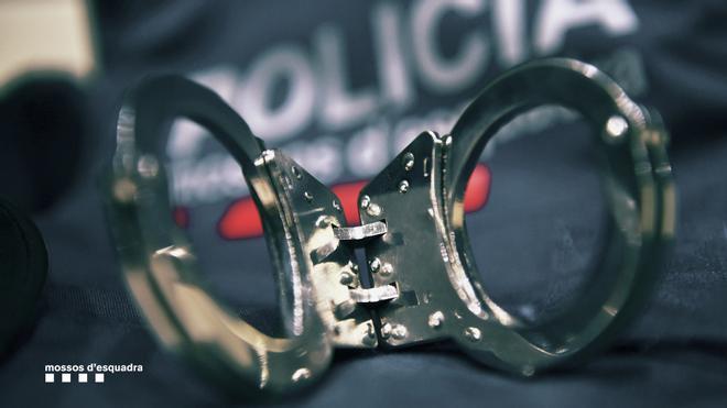 Archivo - Unes manilles dels Mossos dEsquadra