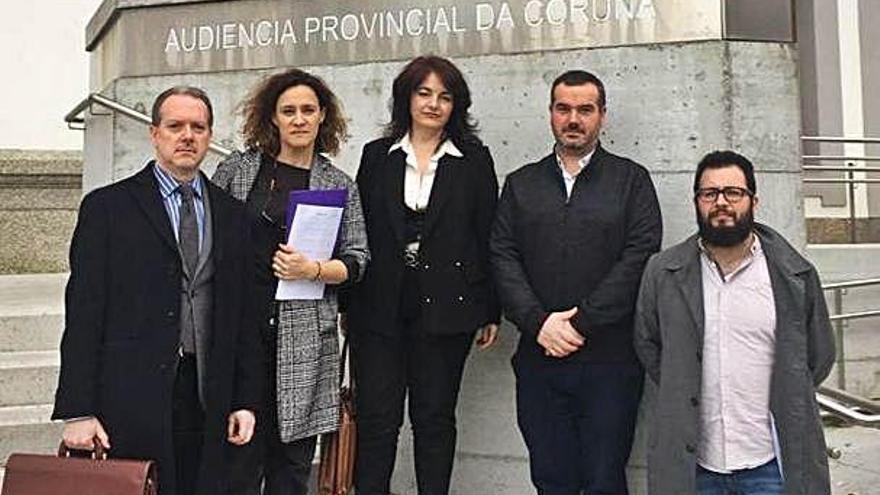 Representantes de la oposición, ayer, ante la Fiscalía.