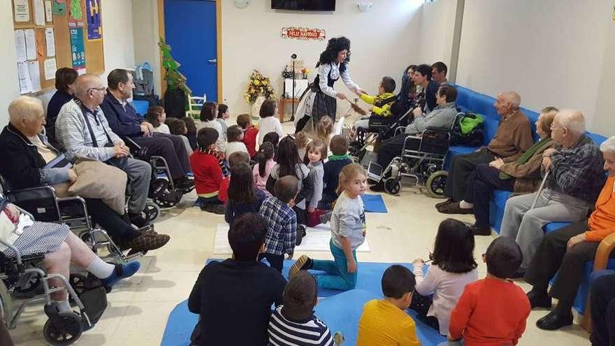 Representación de la actriz Cristina Collazo, ayer, en la residencia, que recibió la visita de niños del CEIP de Silleda.