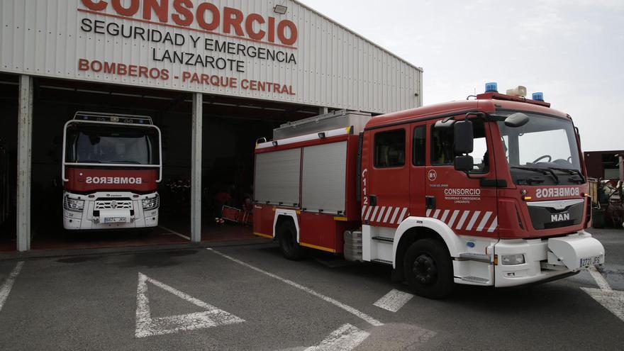 Un hombre acaba intoxicado al arder los bajos de un aparthotel en Costa Teguise