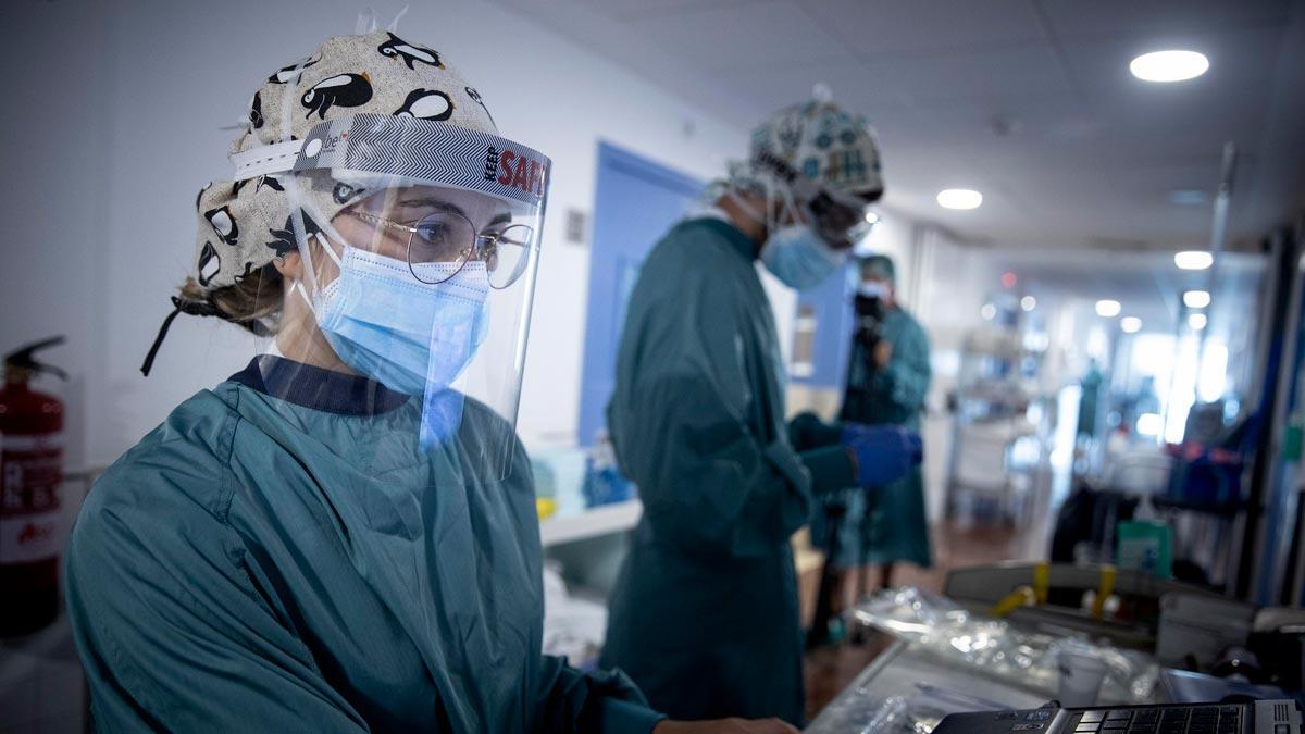 Médicos en la planta dedicada a enfermos con covid del Hospital del Mar