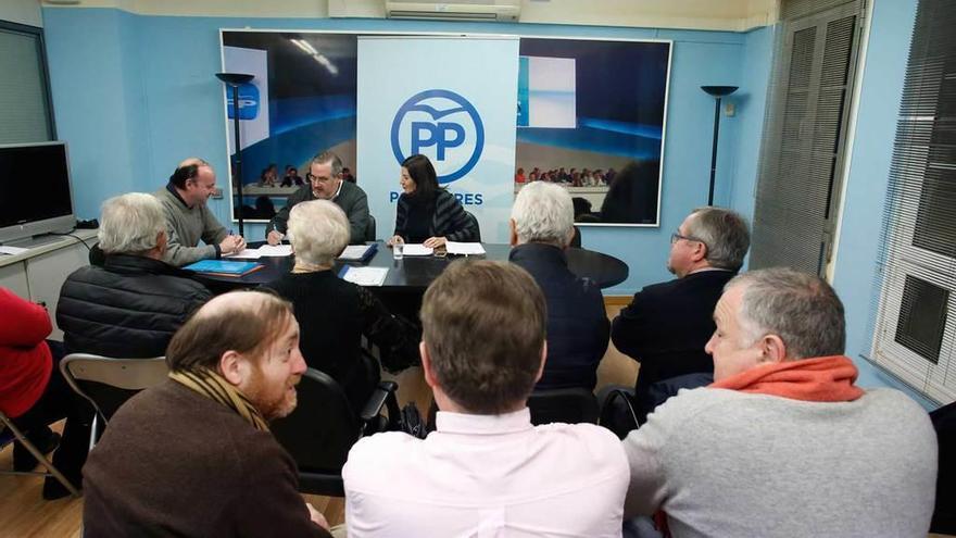 Carmen Rodríguez Maniega, en la mesa junto a Alfonso Araujo, ayer, en la junta local del PP de Avilés.