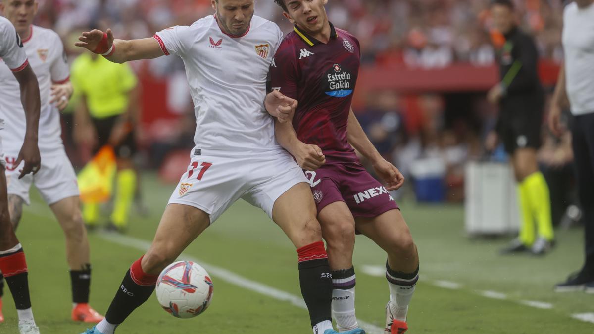 El centrocampista del Sevilla FC Saúl Ñíguez ante el centrocampista del Valladolid Mario Martín durante el partido de la jornada 7 de LaLiga EA Sports disputado este martes en el estadio Sánchez Pizjuán de Sevilla.