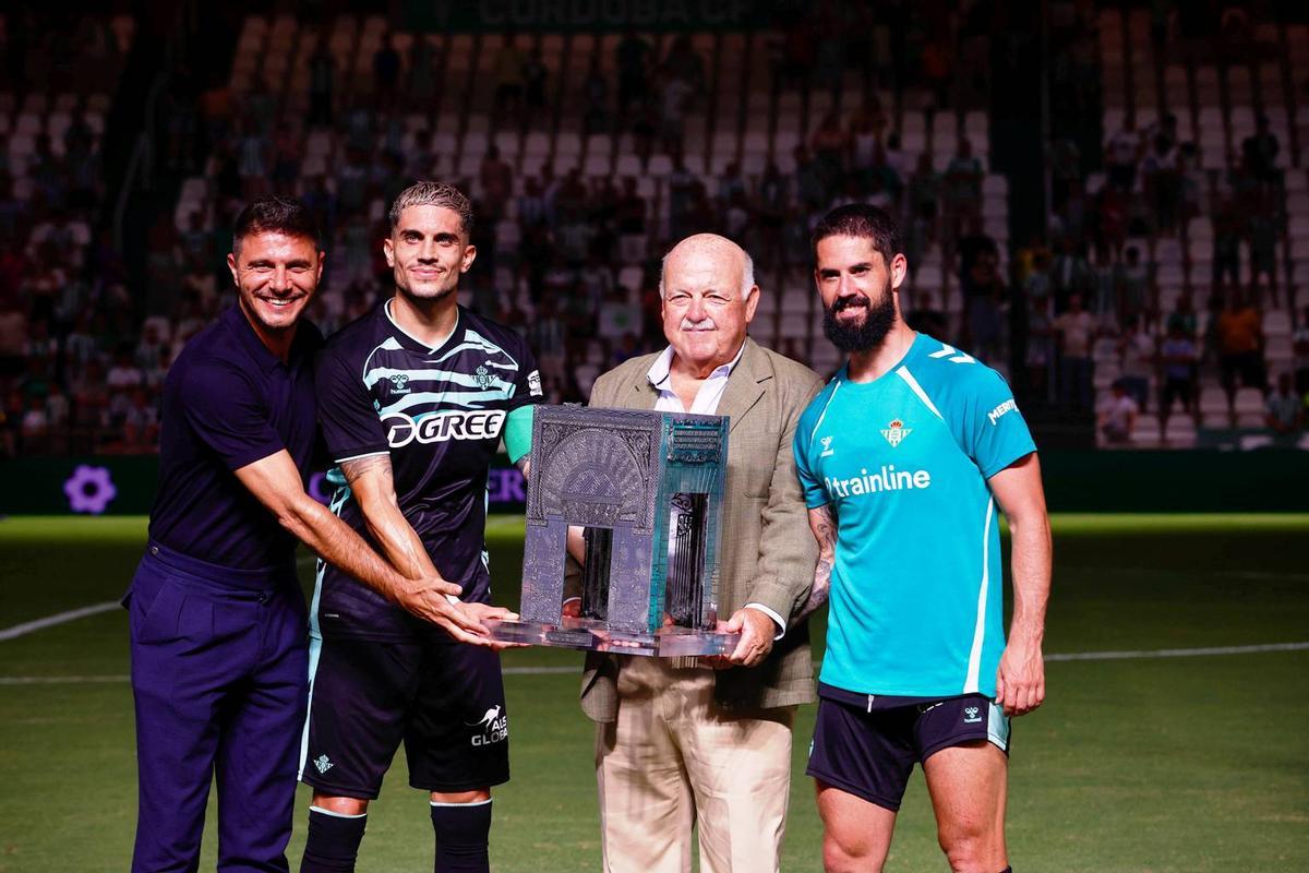 El Betis recibe el trofeo de ganador del trofeo disputado en el 2025.