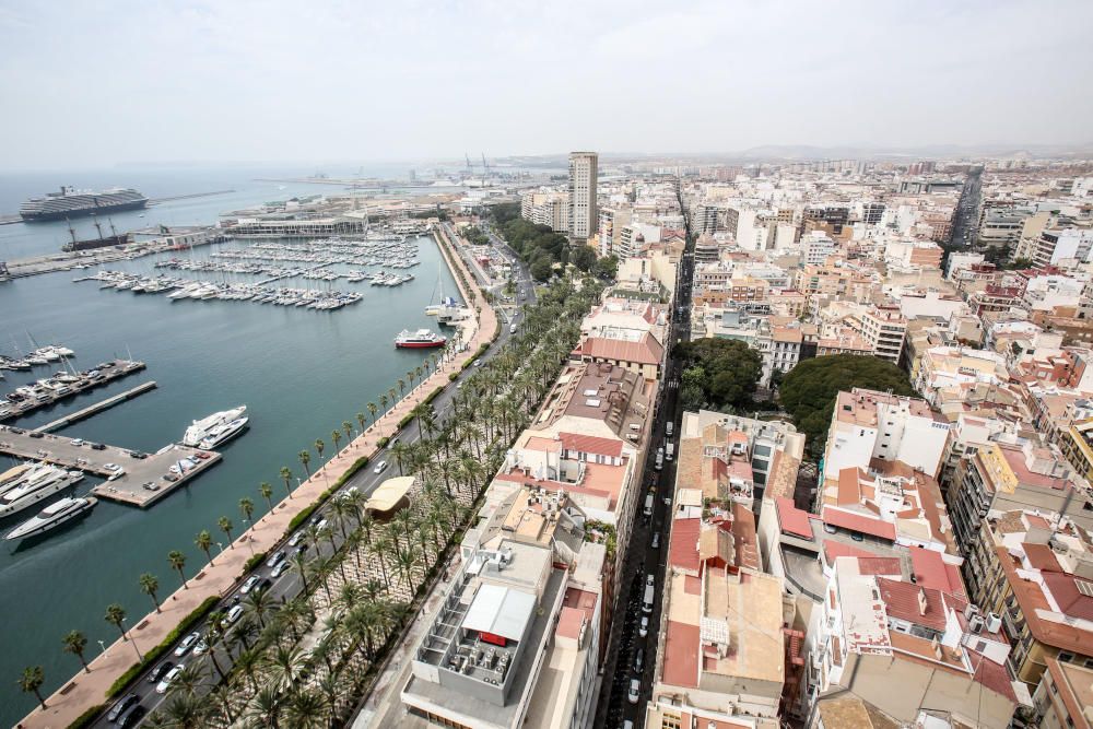 El Westerdam, repleto de norteamericanos y argentinos, hace escala en la estación marítima y llena de turistas el Castillo, bares y terrazas, y las tiendas