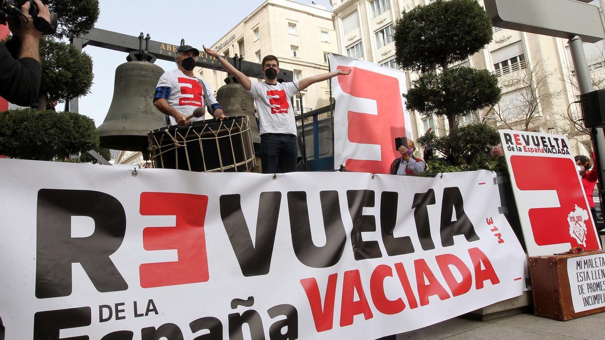 Concentración de la Coordinadora de la España Vaciada frente al Congreso de los Diputados.