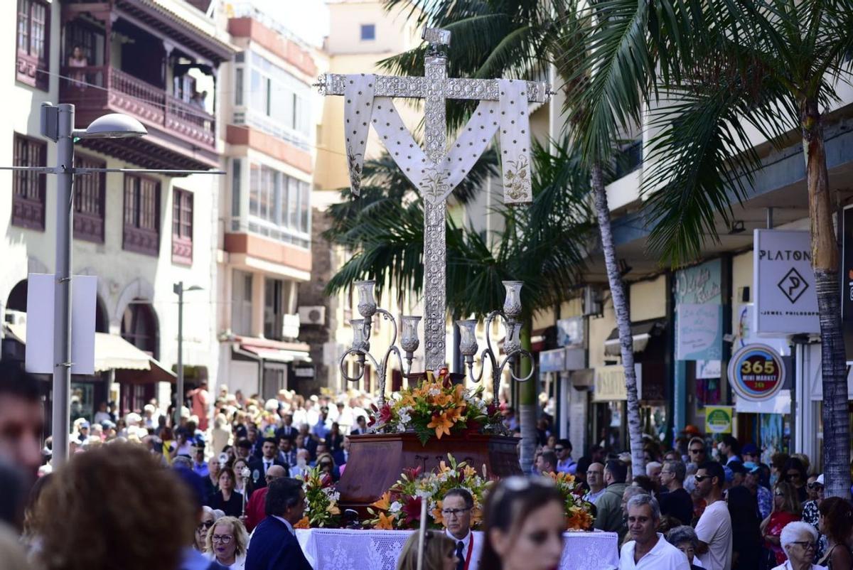 Un momento de las fiestas de la Santa Cruz celebradas ayer en Puerto de la Cruz. | | E.D.