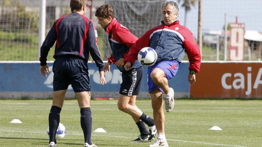 Manuel Preciado da toques al balón durante un entrenamiento con el Sporting.