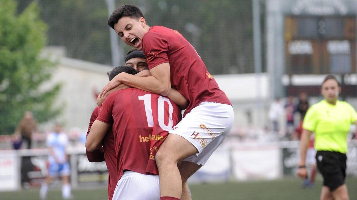Raúl celebra el tercer y definitivo gol de Pedrosa en el partido contra el Barco. | BERNABÉ/JAVIER LALÍN