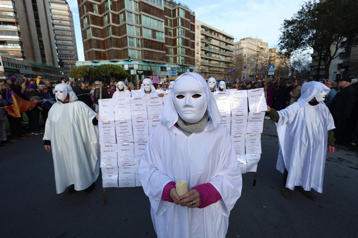 En blanco, los nombres de mujeres y niños/as asesinados/as
