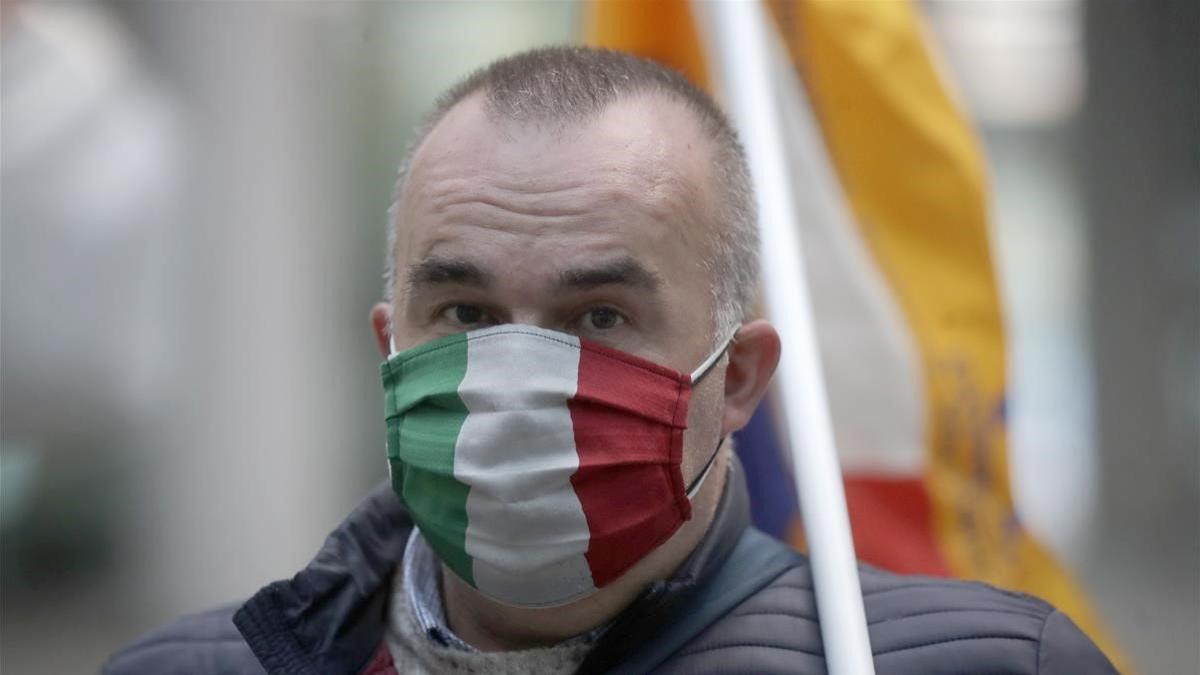 zentauroepp55617766 a man wears a face mask in the colors of the italian flag du201027184311