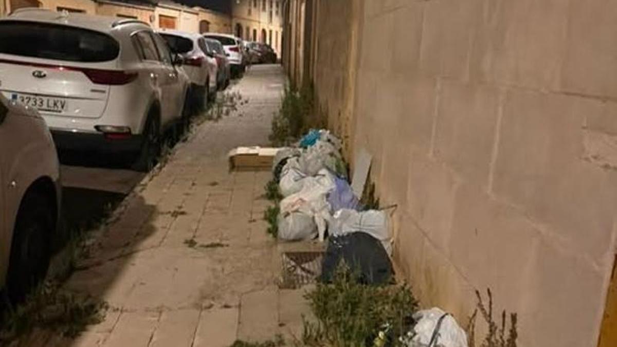 Bolsas de basura en la calle.
