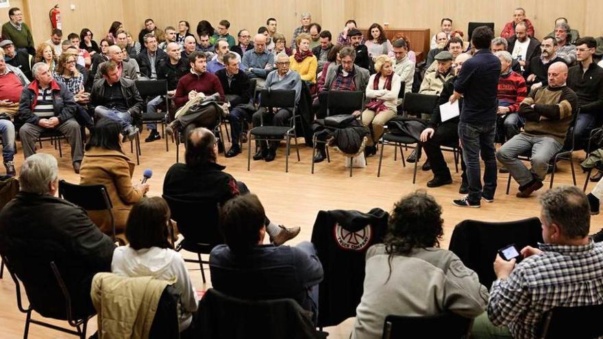 Asistentes, ayer, a la asamblea celebrada por Podemos en el colegio Jovellanos.