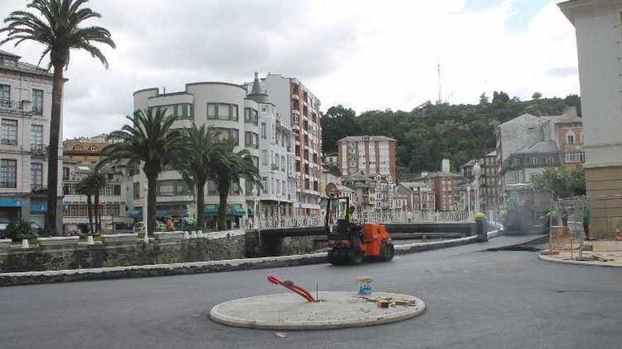 Los operarios, ayer, durante las obras de construcción y asfaltado de la glorieta.