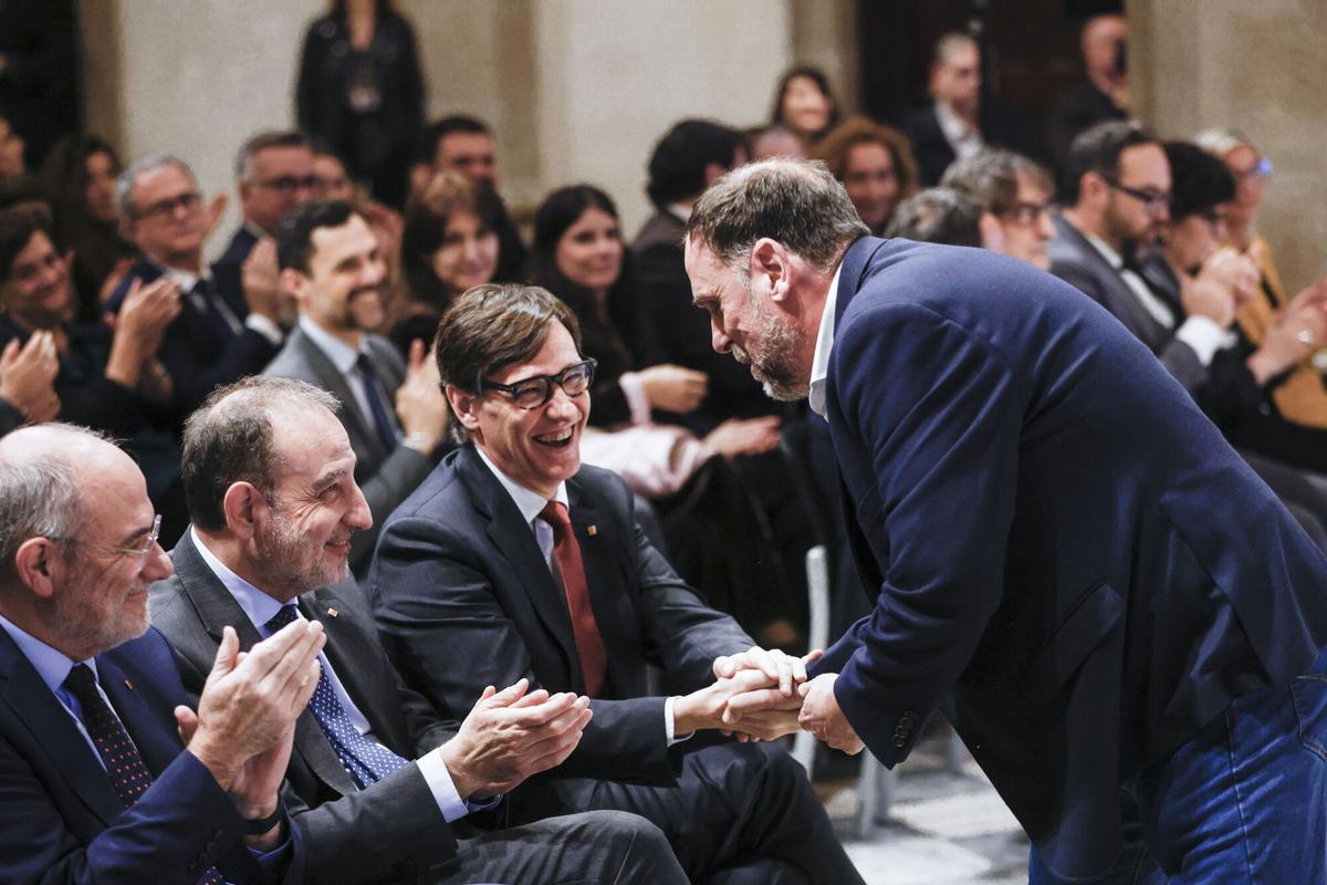 El president Salvador Illa saluda al líder de ERC, Oriol Junqueras, durante el acto inaugural del Año Irla.