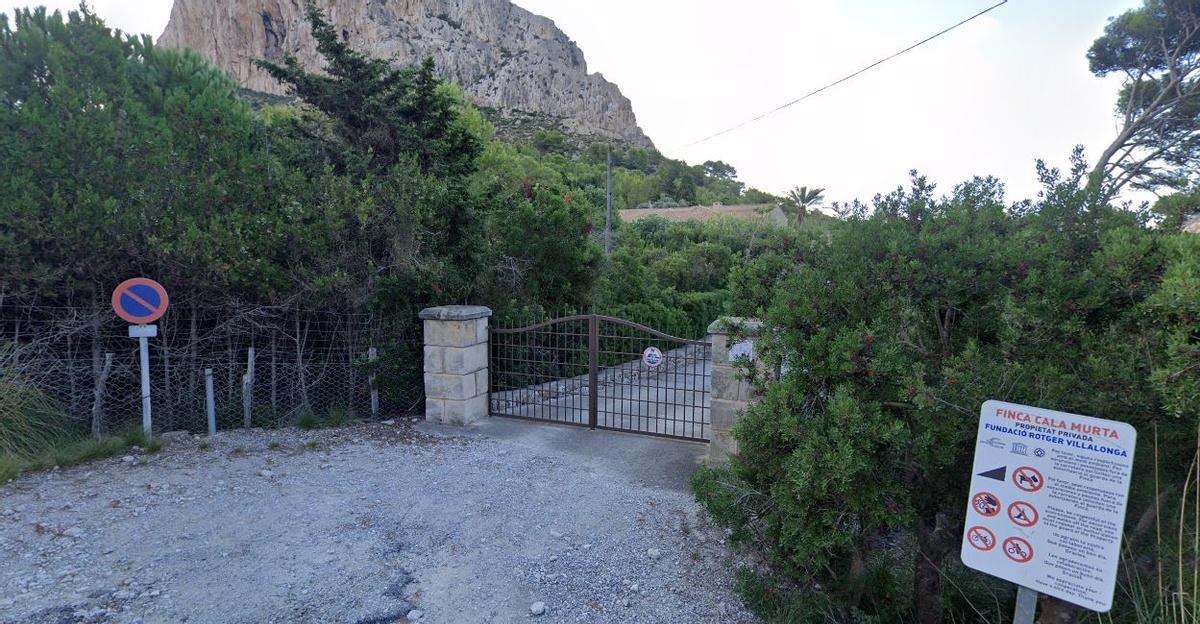 Una imagen de la entrada principal a la finca de Cala Murta.