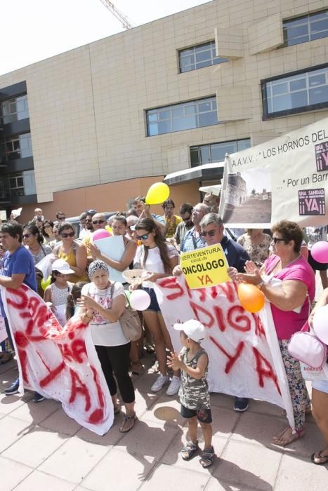 FUERTEVENTURA - Pacientes y vecinos en la concentración frente a las puertas del Hospital General de Fuerteventura Virgen de la Peña - 18-08-16