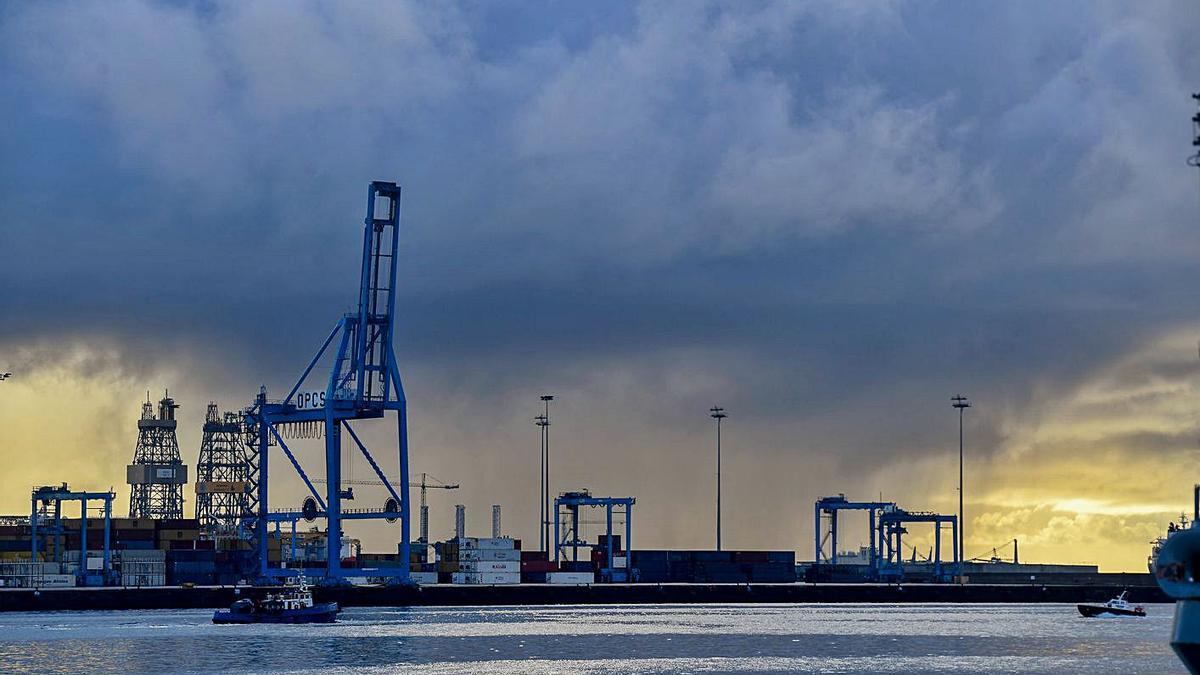 Lluvia en el Puerto de La Luz. | | JUAN CASTRO