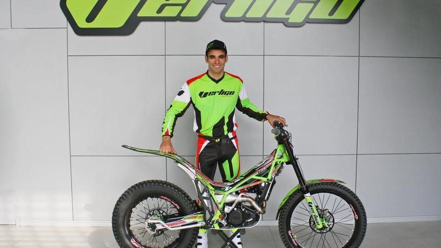 Jorge Casales, con su nueva moto y equipación de Vértigo. // FdV