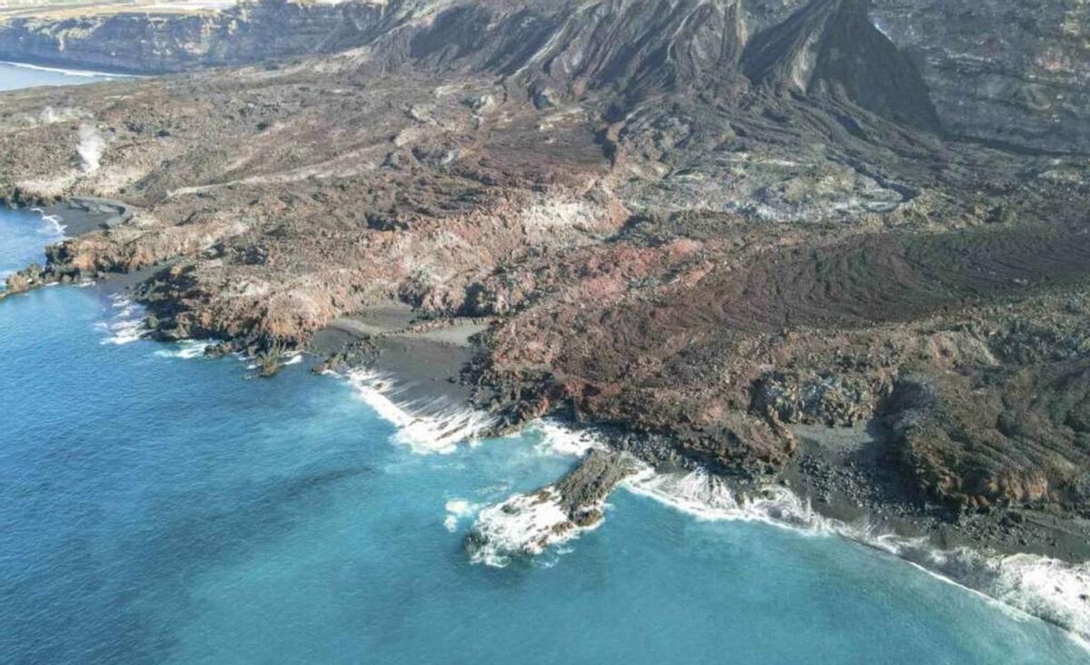 Panorámica aérea de la fajana surgida a consecuencia de la erupción del Tajogaite. | E.D