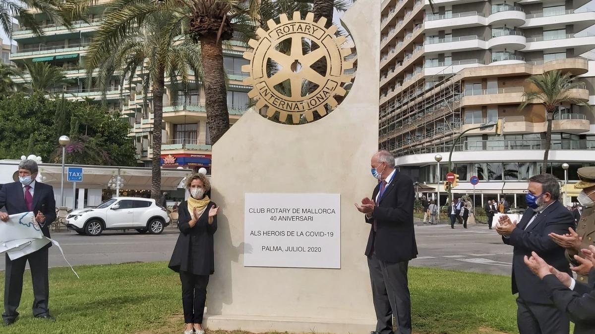 El Club Rotary de Mallorca celebra su 40 aniversario inaugurando un monolito en Palma dedicado a los héroes de la Covid-19