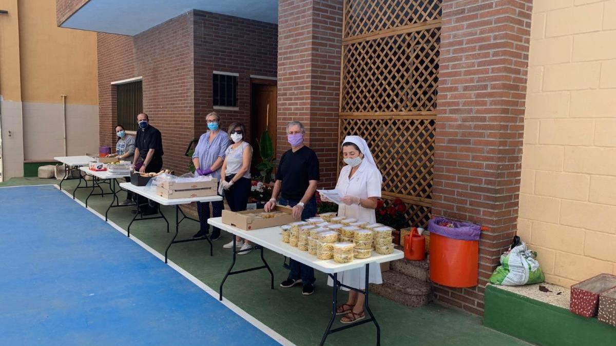 Cáritas San Vicente ofrece un menú caliente diario a 170 personas