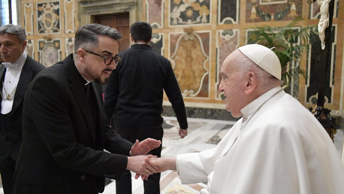 El sacerdote diocesano zamorano, Florentino Pérez, durante un encuentro con el papa Francisco con motivo del congreso sobre el fuero interno organizado por la Penitenciaría Apostólica en marzo de 2024.