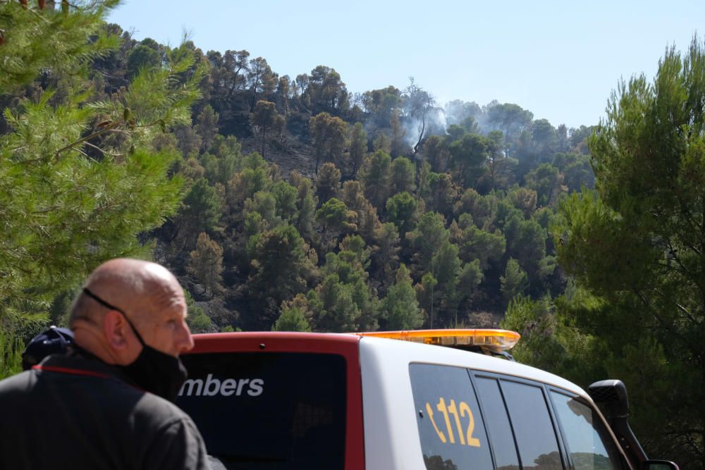 El fuego se inició a última hora de ayer miércoles y ha estado activo toda la noche.