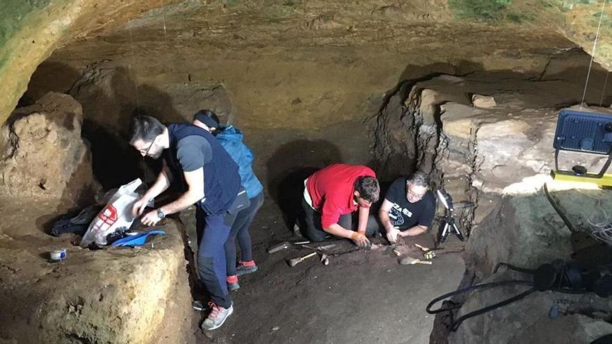 Retoman la investigación en la cueva de los Azules, en Asturias, tras tres décadas sin excavaciones