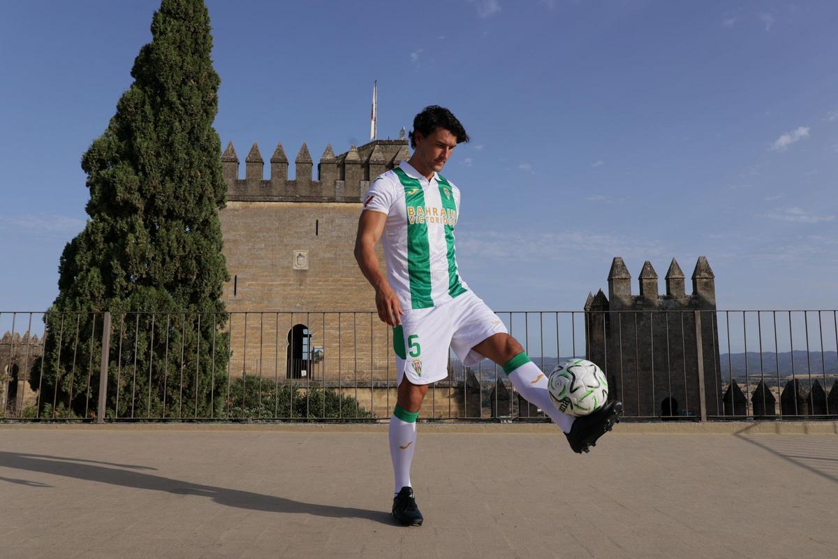 Juan Gutiérrez pelotea durante su presentación en el Castillo de Almodóvar como jugador del Córdoba CF.