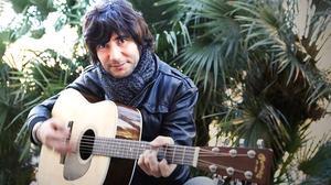 El cantautor canta en directe per a EL PERIÓDICO ’El carrer dels jocs florals’