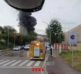 Estabilitzat l'incendi en una empresa de maquinària industrial a Martorell que ha deixat un ferit