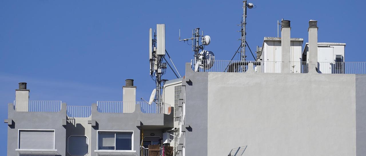 Antenes de telefonia en un edifici del barri Devesa-Güell.