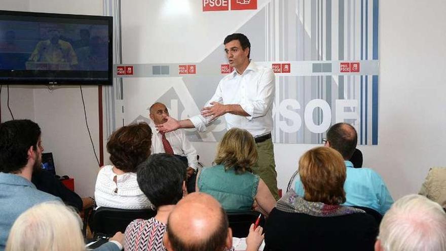 Pedro Sánchez se reunió ayer con medio centenar de militantes socialistas en el PSOE local.