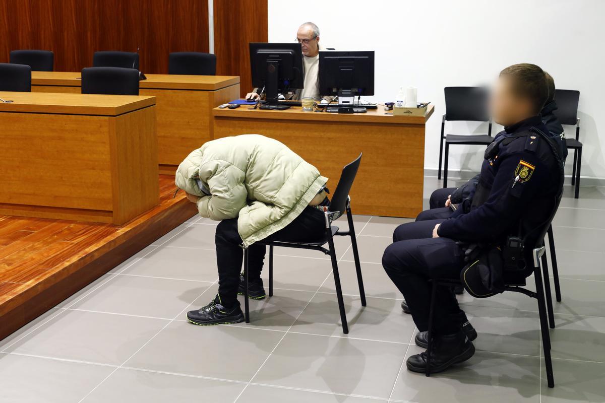 El acusado trató en todo momento de evitar ser fotografiado.