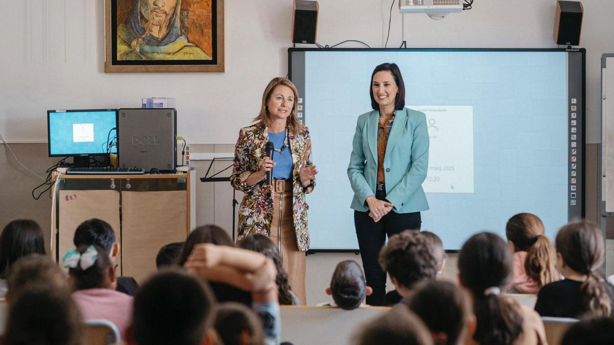 La alcaldesa, Begoña Carrasco; y la concejala de Educación, en el colegio Jaume I.