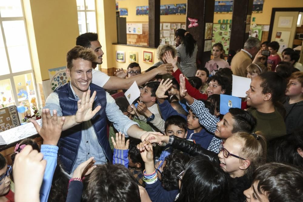 Los jugadores del Real Oviedo Néstor Susaeta y David Costas visitan el Colegio Pablo Miaja