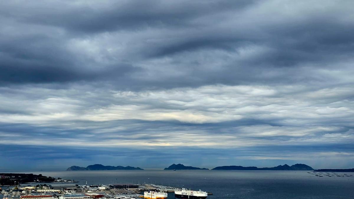 Vista de la ría de Vigo con los cielos cubiertos en una imagen de archivo. / Marta G. Brea