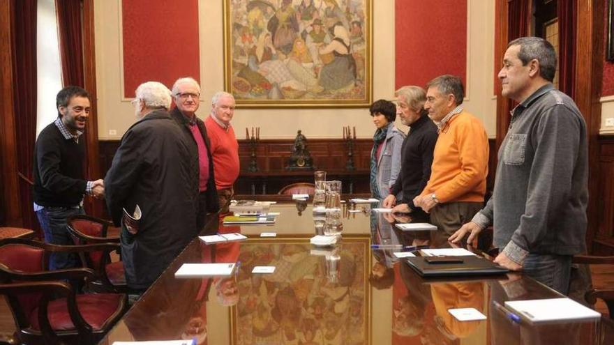 Los representantes de las casas regionales, ayer, en el Concello con Xulio Ferreiro y Claudia Delso.