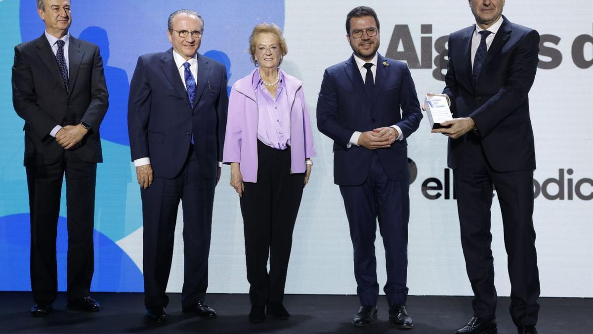 Aitor Moll, CEO de Prensa Ibérica; Marco Sansavini, president de  Vueling, subjectant el premi Empresari de l’Any, i Carlos Ventura,  director general de Banc Sabadell, que li va entregar el guardó.