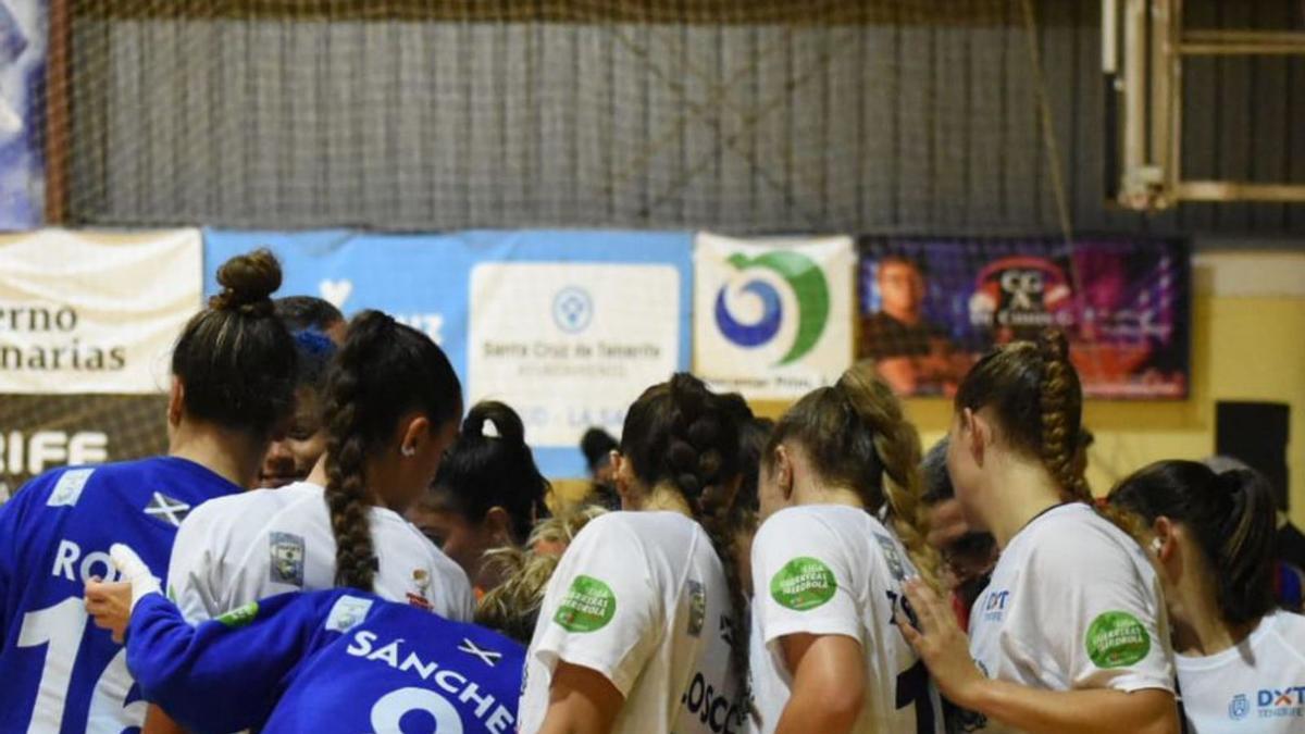 Las jugadoras se conjuran para sumar ante el difícil Porriño. | | E.D.