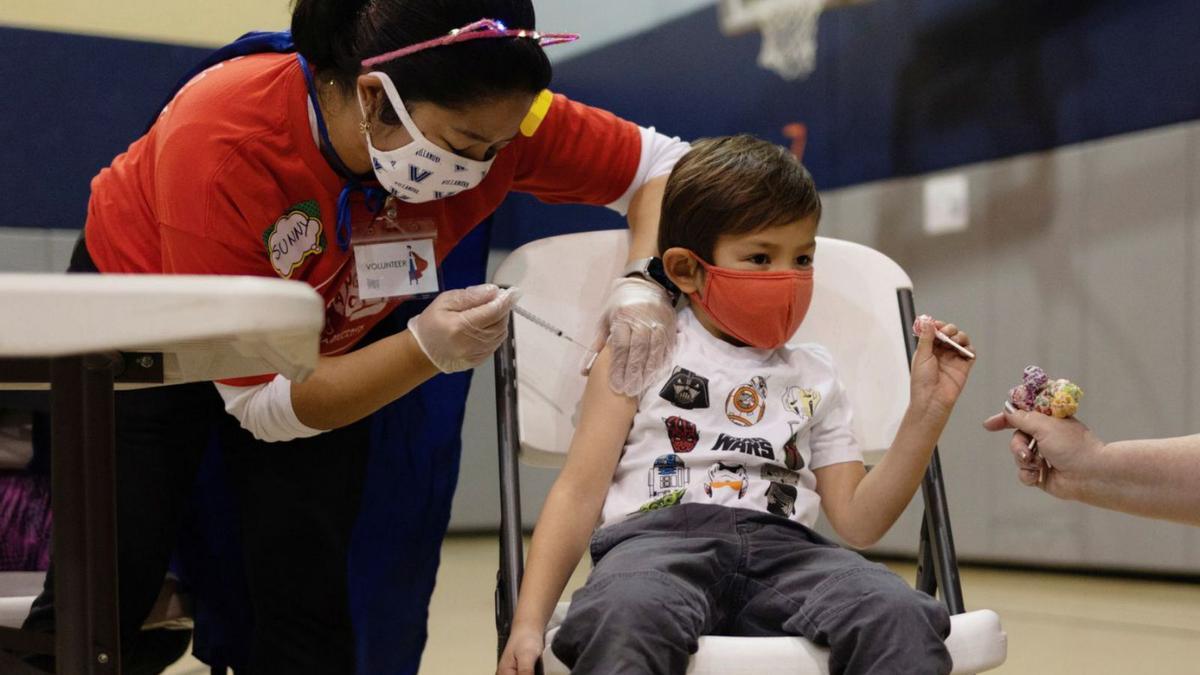 Un niño recibe la vacuna de Pfizer en Estados Unidos.  | REUTERS/HANNAH BEIER