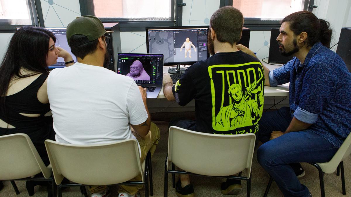 Los creadores del Copito virtual de Meta-Park, Laia Forgas, Max Piedra, Marc Farriol y David Estévez, muestran su gorila albino en la Escuela Superior de Diseño ESDi.