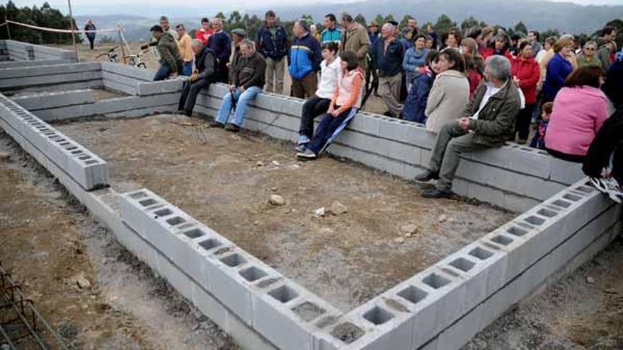 Un grupo de vecinos, ante las construcciones que la Brilat levanta en los montes de Salcedo para recrear una &quot;aldea afgana&quot;.